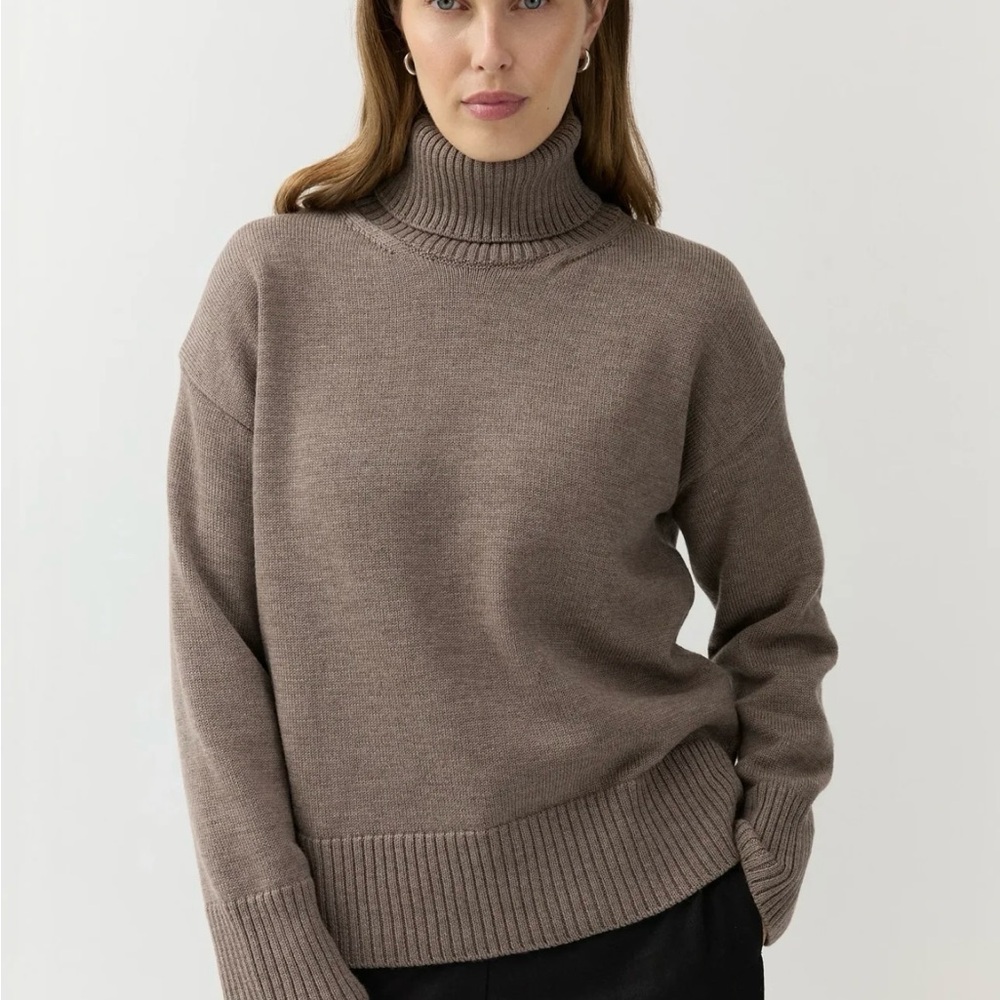 Women's Gray Turtleneck Sweater (Like New) Size Medium